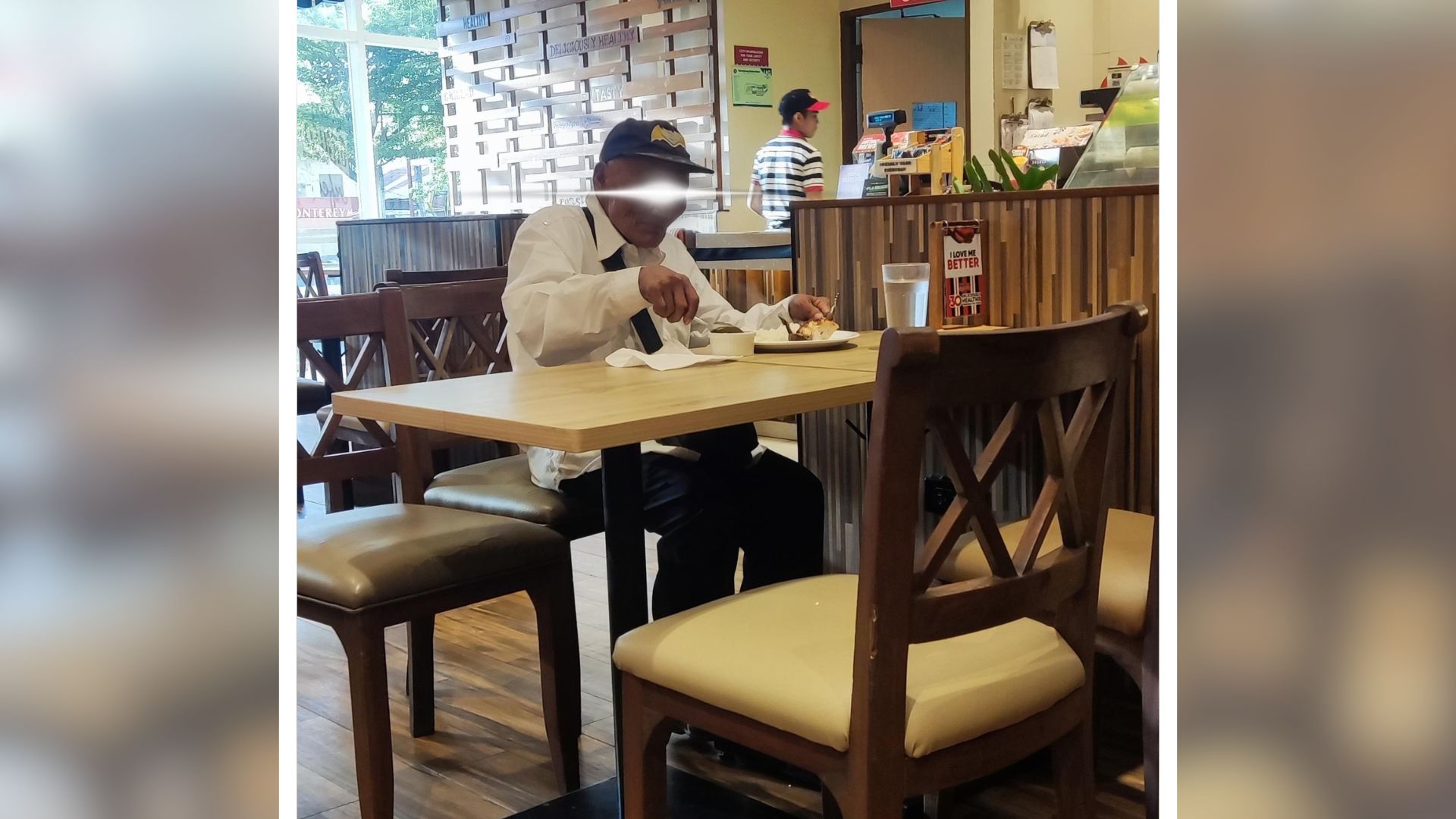 Restaurant Staff Earn Praise For Heartwarming Act Of Kindness Toward Elderly Customer