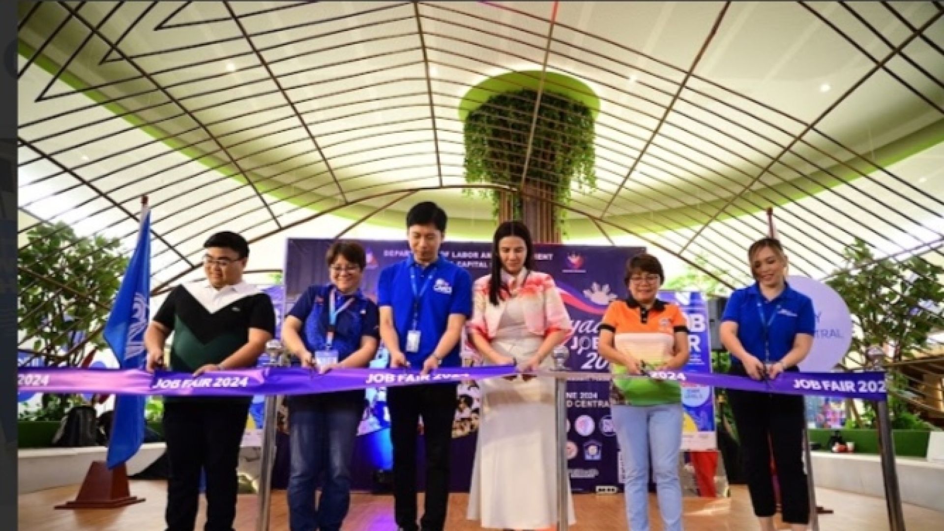 SM Supermalls Celebrates DOLE’s 92nd Anniversary and Marks 30,000th Hired-On-The-Spot Milestone